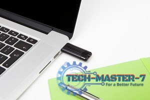 PinStripe USB 3.0 Drive 16GB Black PinStripe USB 3.0 Drive 16GB Black
